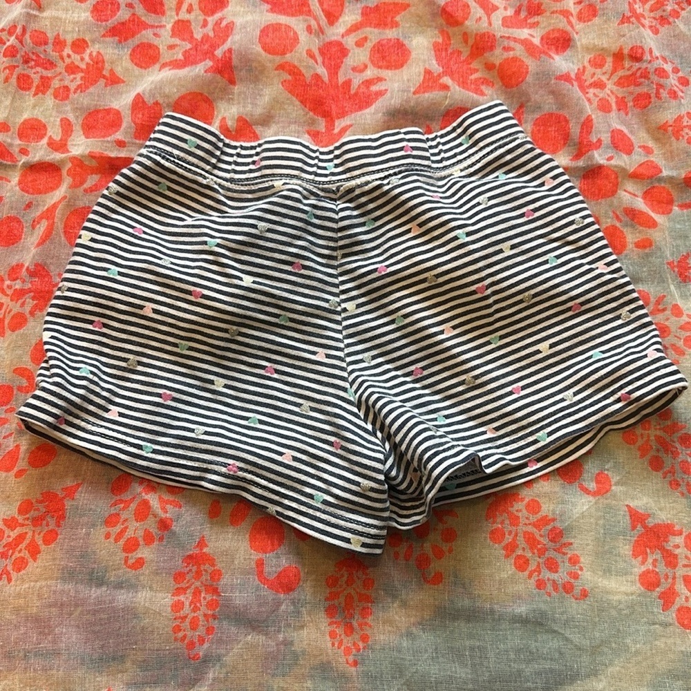 Carter’s kids Heart Shorts - Picture 2 of 3